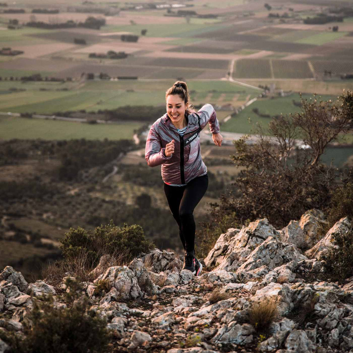 Reboots: Sheila Avilés, Botschafterin der Reboots-Pressotherapie, beim Besteigen eines felsigen Berges
