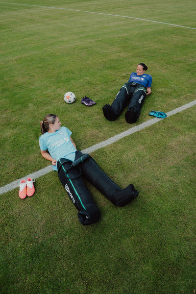 Reboots Go X und Go Lite Kompressionsboots im Einsatz bei zwei Spielerinnen des FC Viktoria Berlin nach dem Training