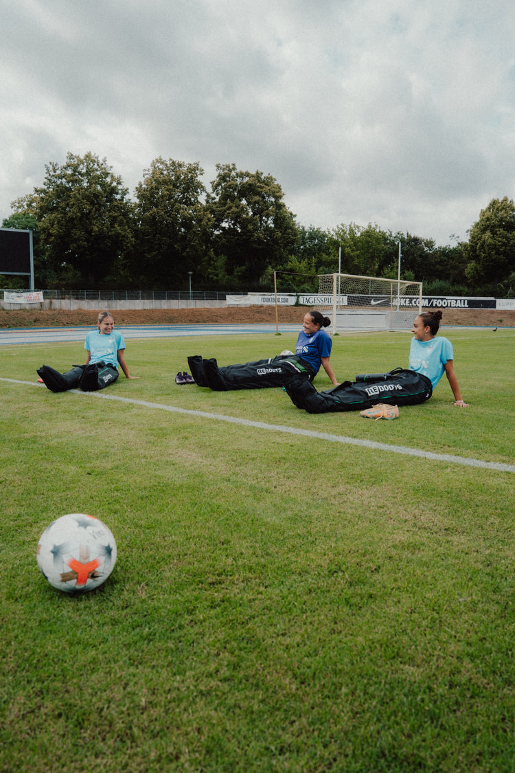 Reboots Go X Kompressionsboots im Einsatz bei drei Spielerinnen des FC Viktoria Berlin nach dem Training