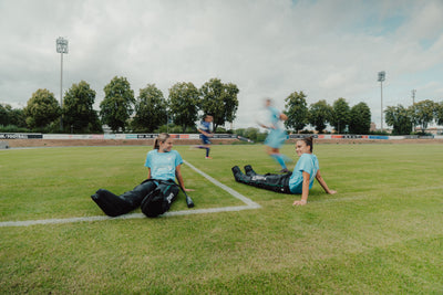 Reboots Kompressionsboots bei zwei Spielerinnen des FC Viktoria Berlin während des Trainings auf dem Platz