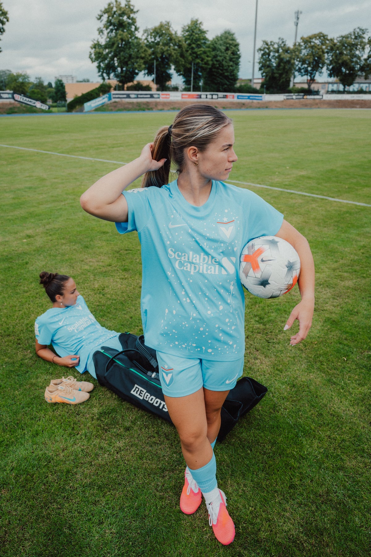 Reboots Recovery-Tasche auf dem Fußballplatz – Spielerin des FC Viktoria Berlin mit Ball vor dem Training