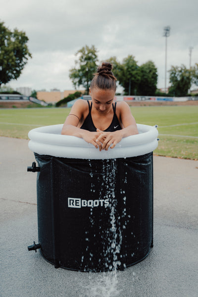 Reboots Ice Tub Eisbad – Spielerin des FC Viktoria Berlin bei der Kältetherapie nach dem Training
