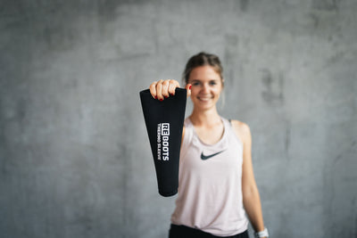 Reboots: Frau hält Thermo Sleeves in Hand