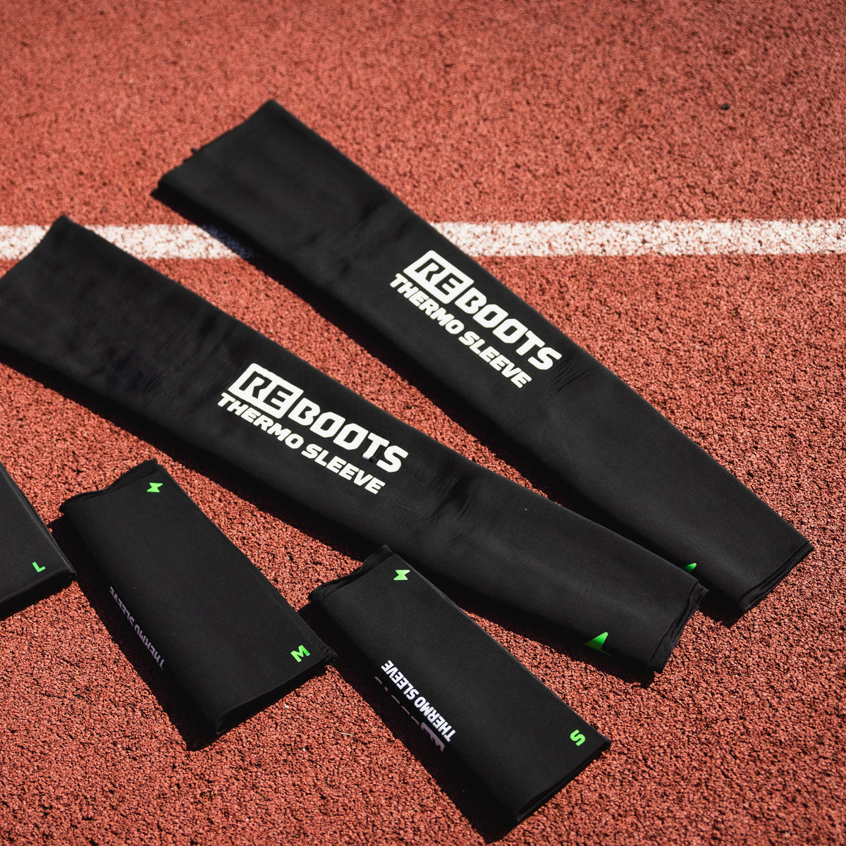 Reboots: Thermo Sleeves auf Tennisplatz liegend