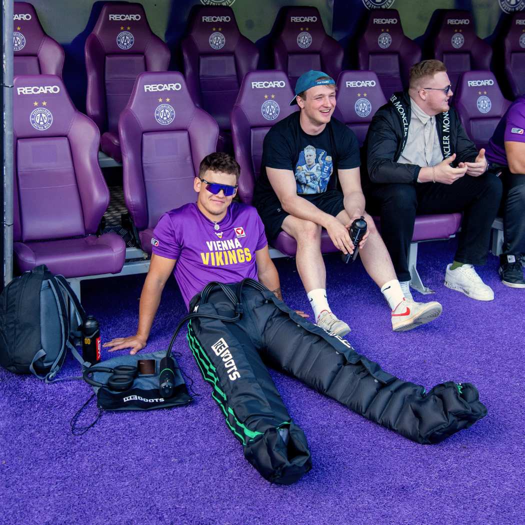 Reboots: Jugador de los Viena Vikings sentado recuperando con la presoterapia Reboots