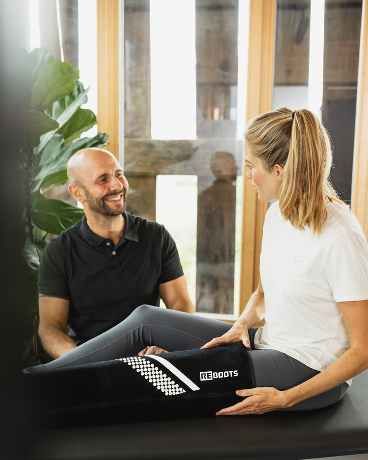 Therapeut nutzt Cryo Pro Kälte- und Kompressionstherapie zur gezielten Regeneration nach dem Training ein.