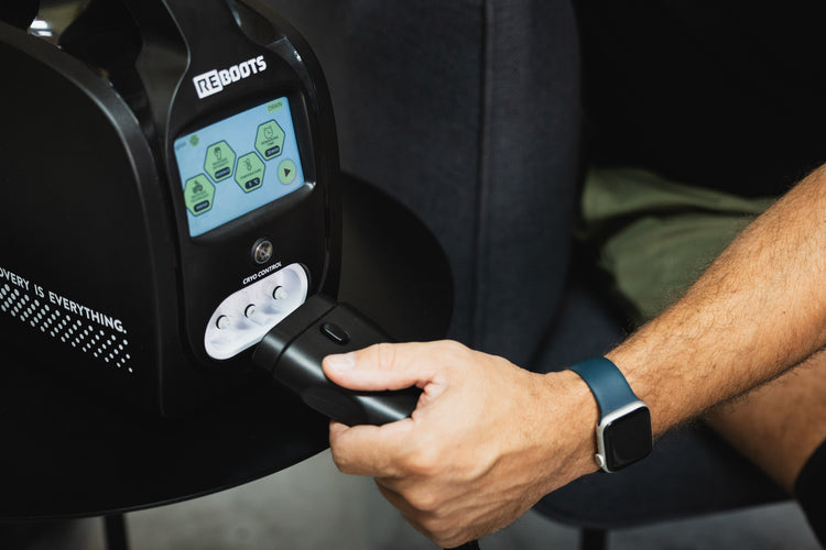 Reboots Cryo Pro wird per Schlauch an die Kühlmanschette angeschlossen – Detailaufnahme des Anschlussports am Gerät.