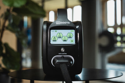 Reboots Cryo Pro Gerät mit LCD-Touchdisplay zur Steuerung von Temperatur, Kompression und Programmen für professionelle Kältetherapie und Recovery-Anwendungen.