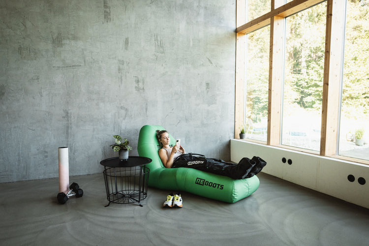 Frau nutzt Reboots Go Lite Pants nach dem Sport. 