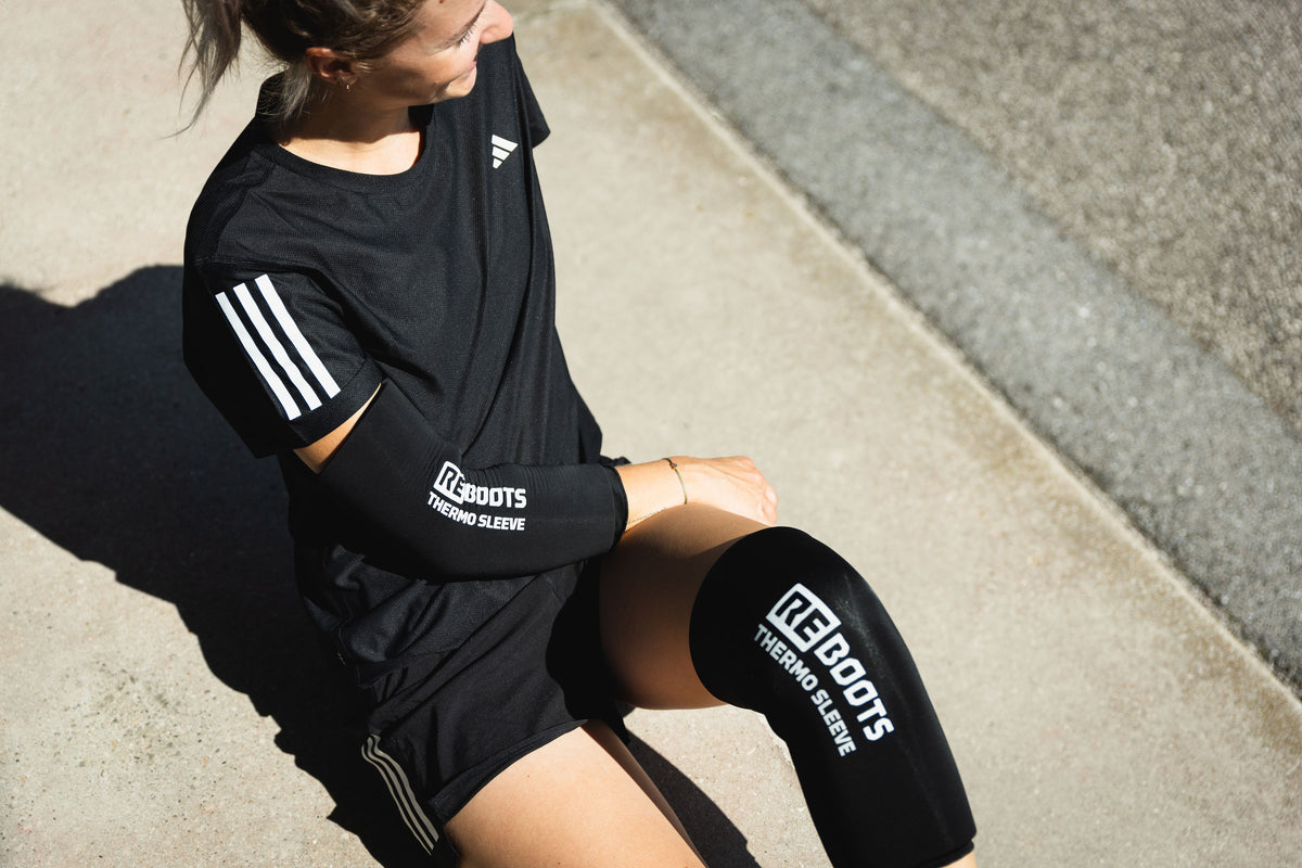 Sportlerin nutzt Reboots Short Thermo Sleeve draußen nach dem Training. 