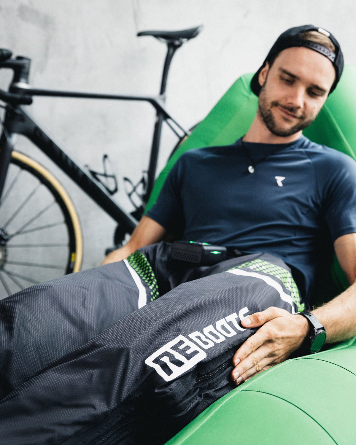 Reboots: Athlet mit Kompressionsmassagegerät für die Beine