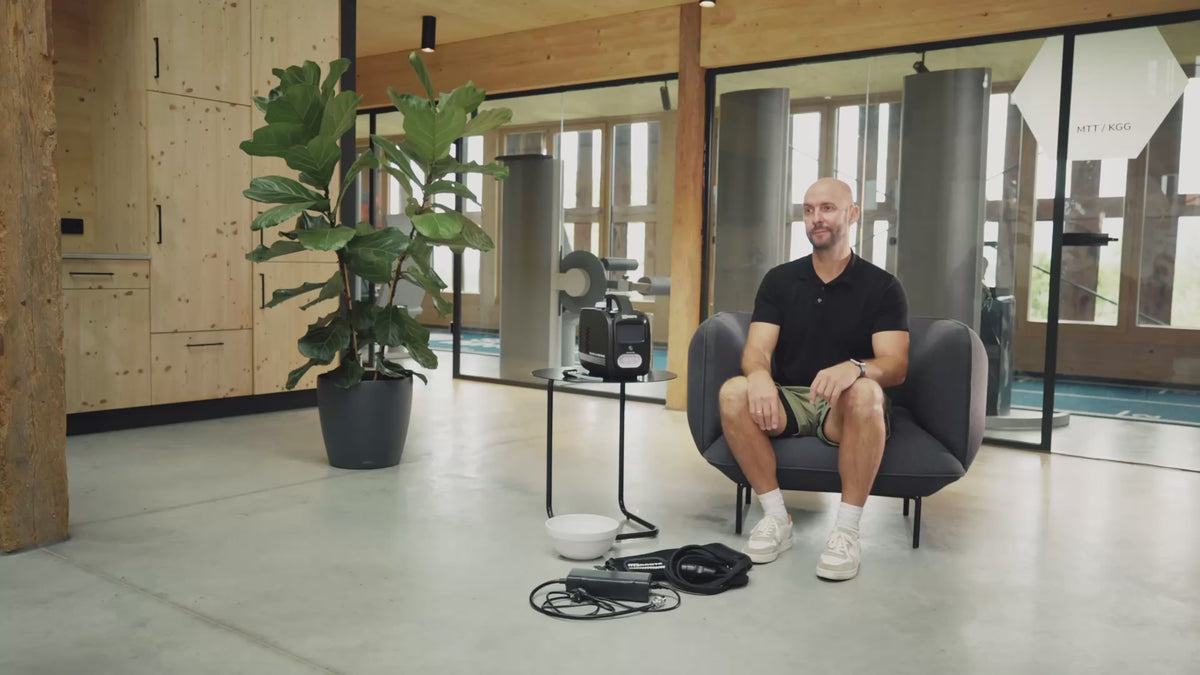 Mann zeigt den Aufbau des Cryo Pro Geräts. 