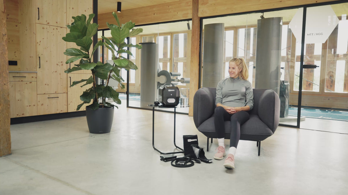 Mann zeigt den Aufbau des Cryo One Geräts. 