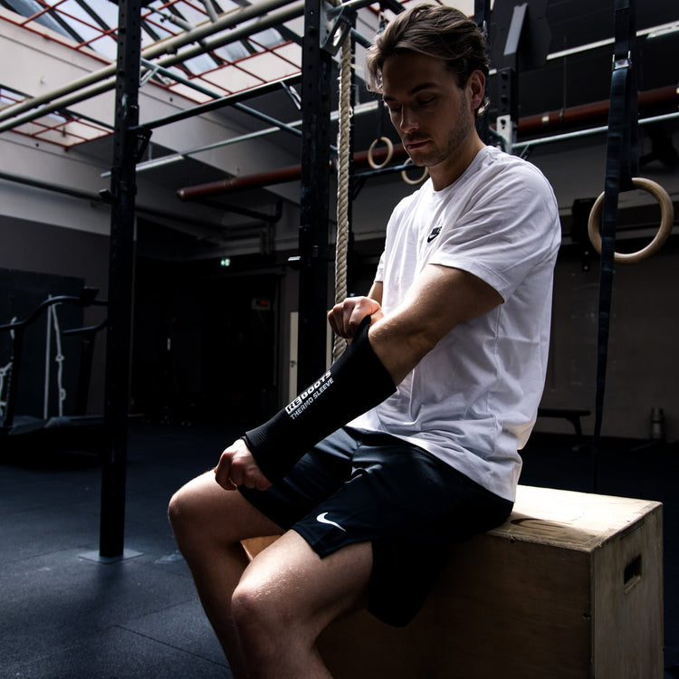 Reboots: Person, die im Fitnessstudio sitzt, mit weißem T-Shirt und Thermosocken.